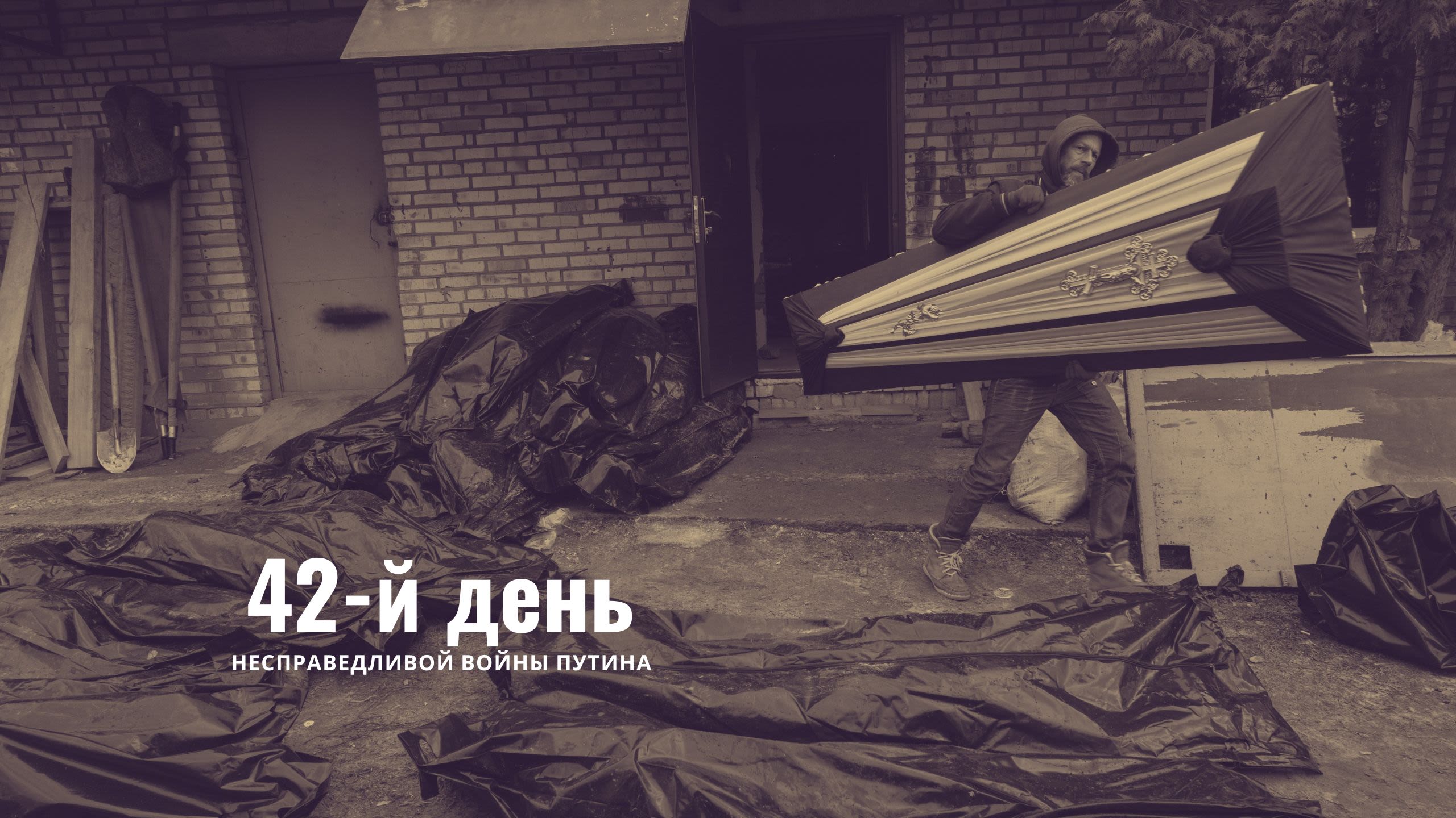 Женщина идет мимо подбитых российских танков в Буче, пригороде Киева, Украина, 3 апреля
