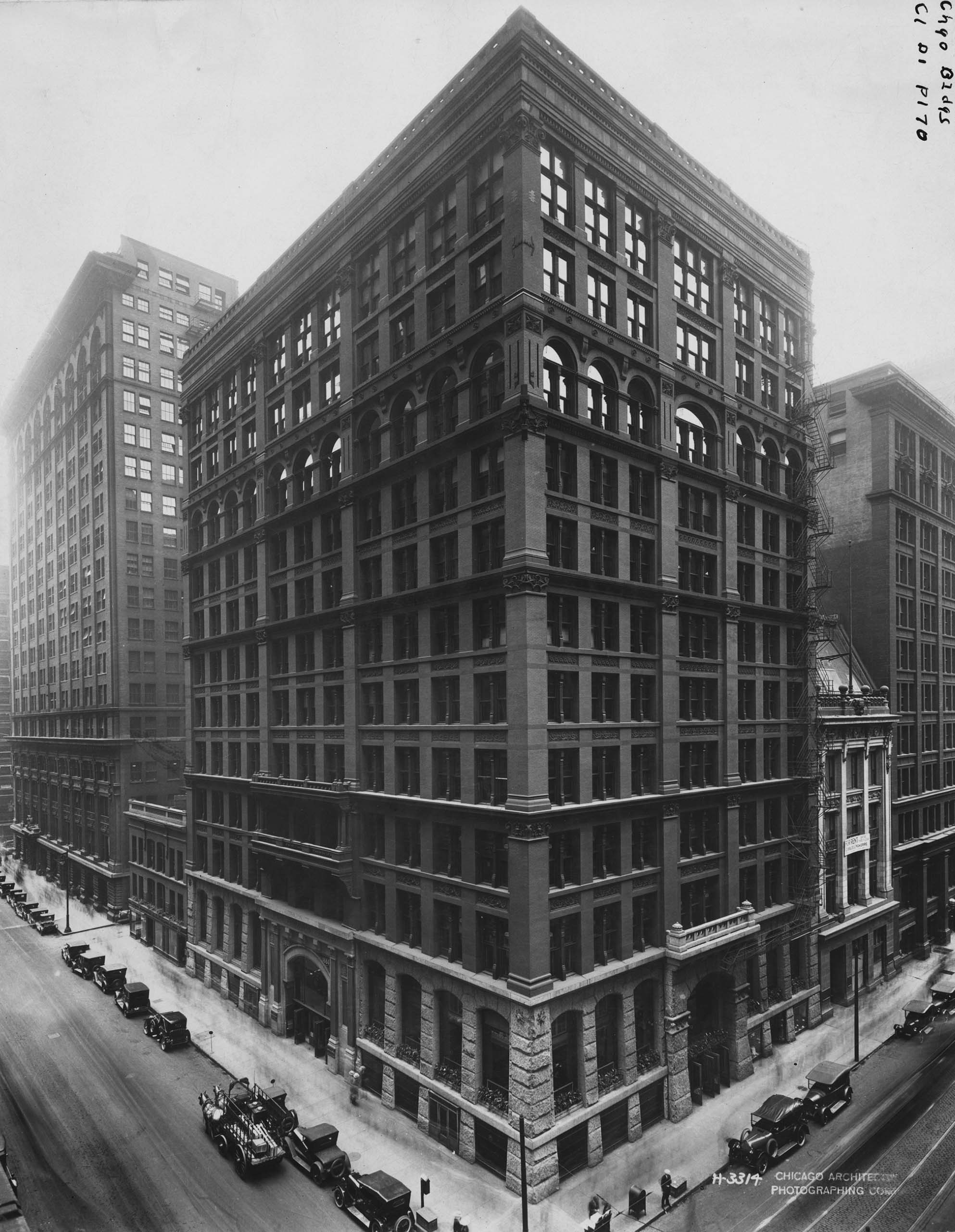 A photo shows the Home Insurance Building in Chicago (© Chicago History Museum/Getty Images)