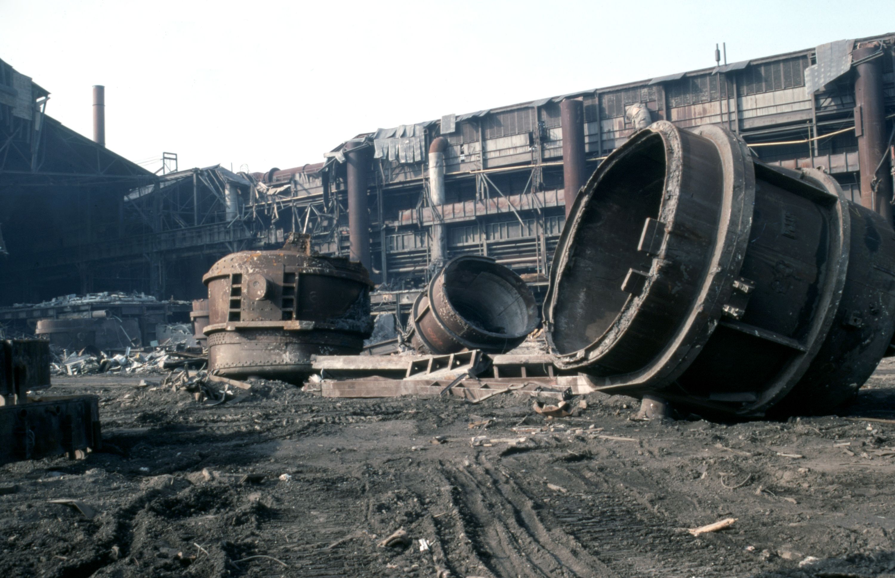 Tres cucharones de acero que se encuentran fuera de LTV Pittsburgh Works en Hazelwood, enero de 1992.