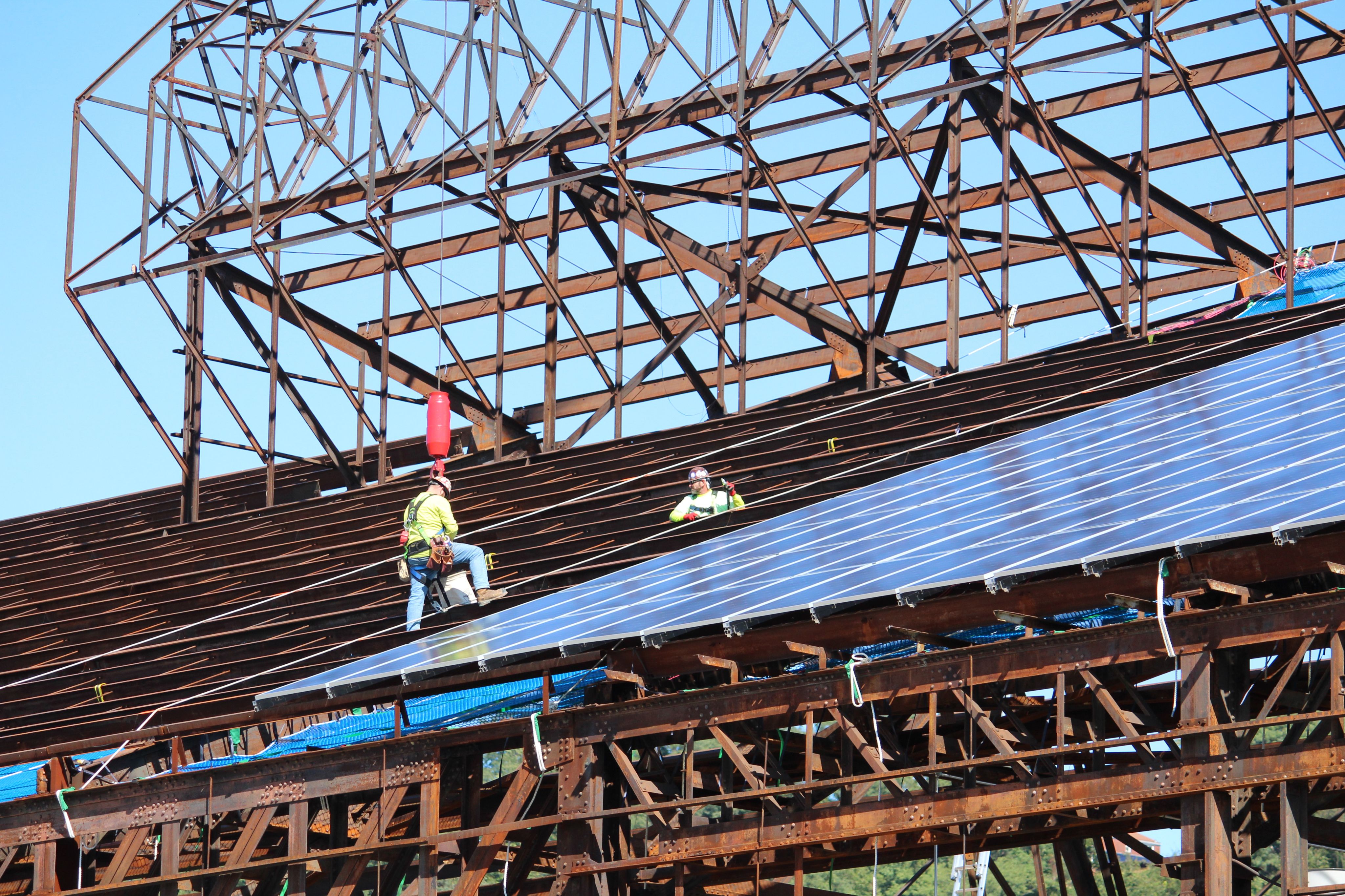 Instalación de paneles solares en "Mill 19" en Pittsburgh el 8 de octubre de 2019.