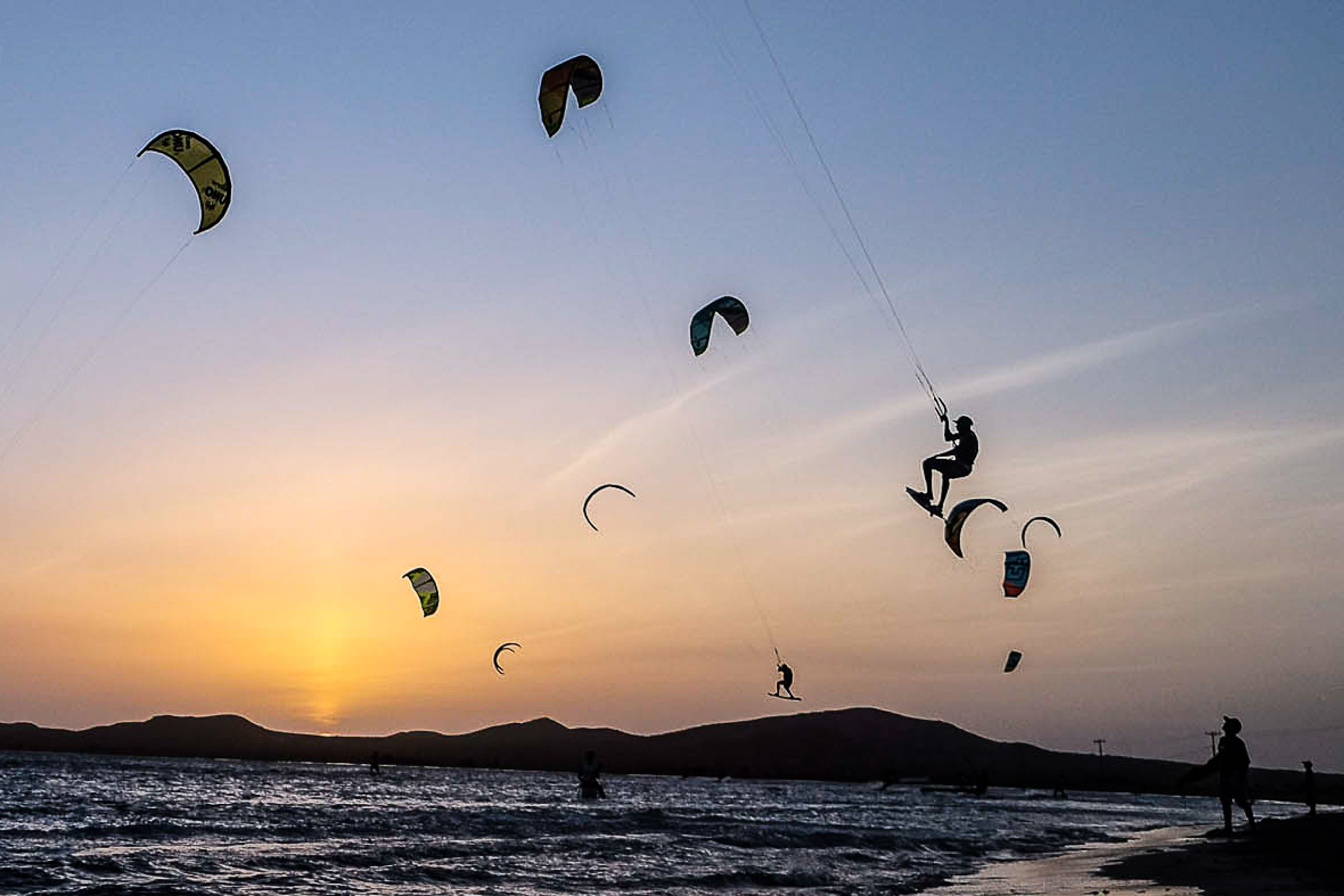 El colombiano Marcos Sandon compite en la competencia de kitesurf estilo libre del tercer torneo Kite Addict Colombia en Cabo de la Vela, Departamento de la Guajira, Colombia, el 4 de julio de 2016.