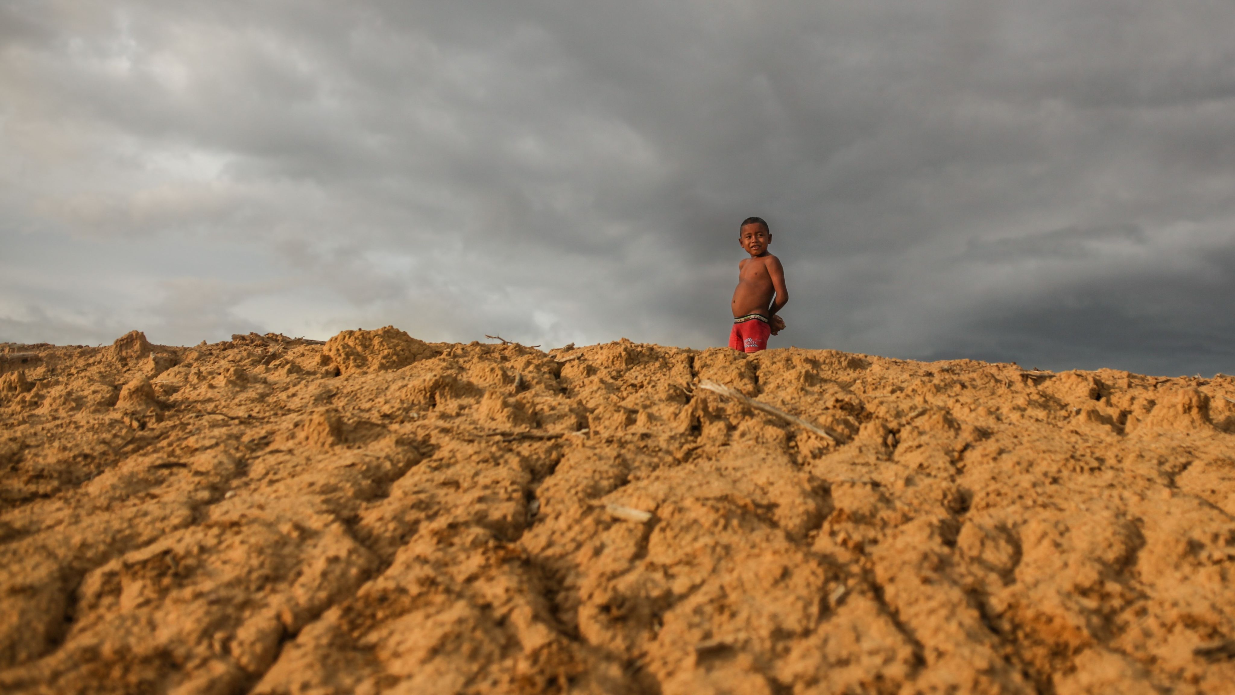 Se ve una vista general del desierto de La Guajira donde vive la comunidad indígena wayú, conocida como la gente del sol, la arena y el viento, en Manaure, La Guajira, Colombia, el 30 de noviembre de 2019.