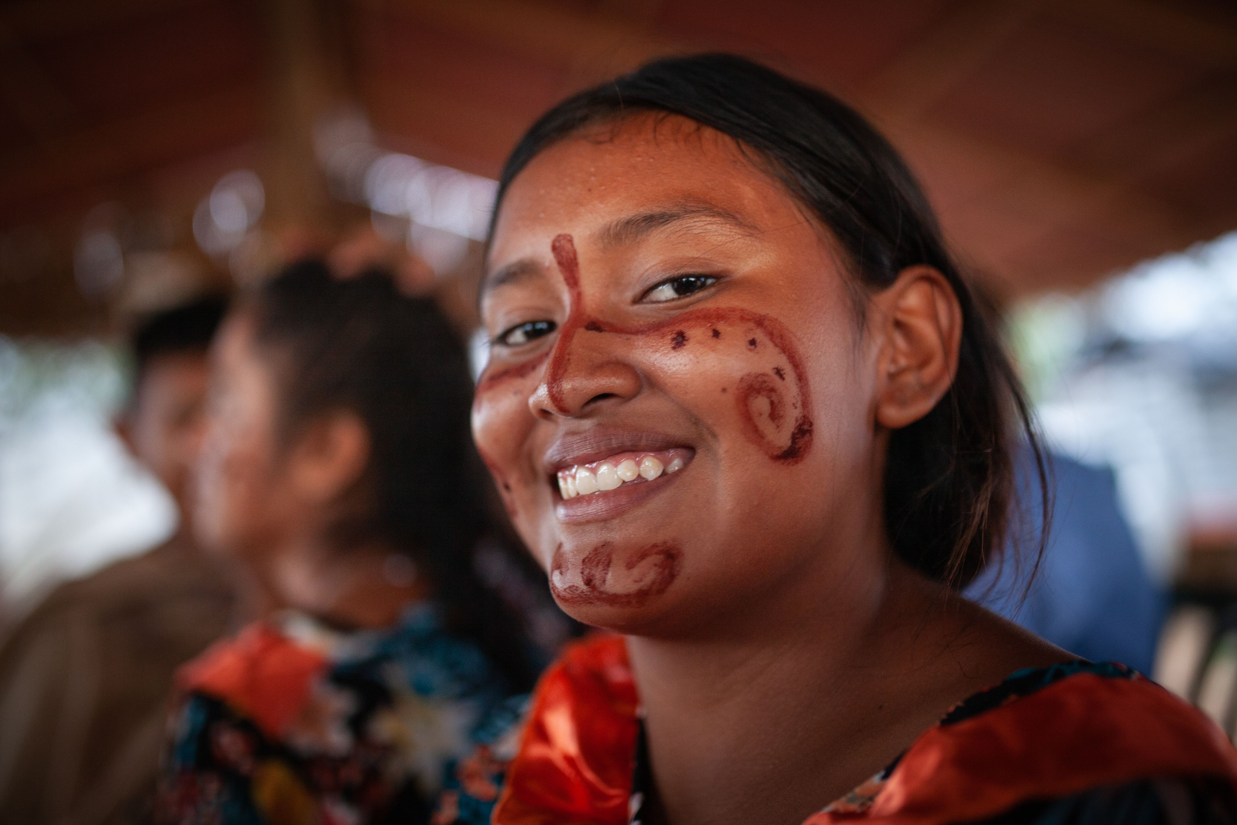 Se ve a una niña indígena wayú con el traje tradicional de la comunidad antes de la Danza Yonna, también conocida como el ritual Chichamaya.