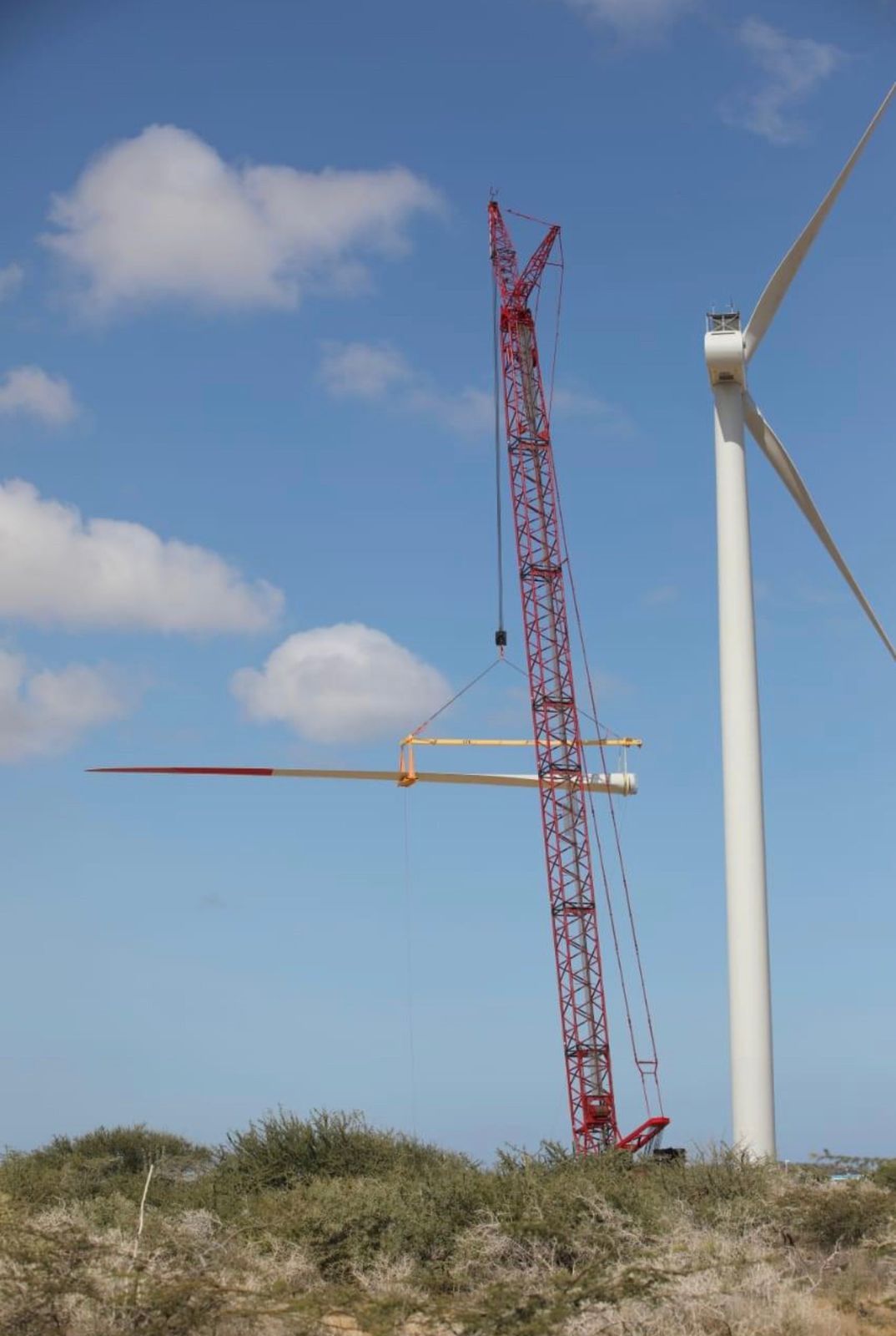 Aerogeneradores llegando e instalándose en La Guajira, Colombia.