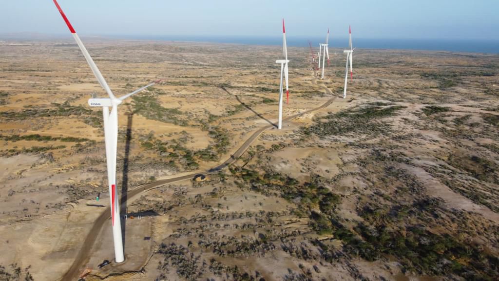 Aerogeneradores llegando e instalándose en La Guajira, Colombia.