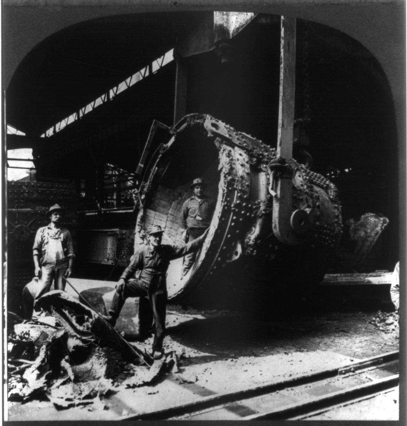 Cucharón de limpieza y reparación, mostrando el método de revestimiento, Steel Works, Pittsburgh, Pa. c1905.
