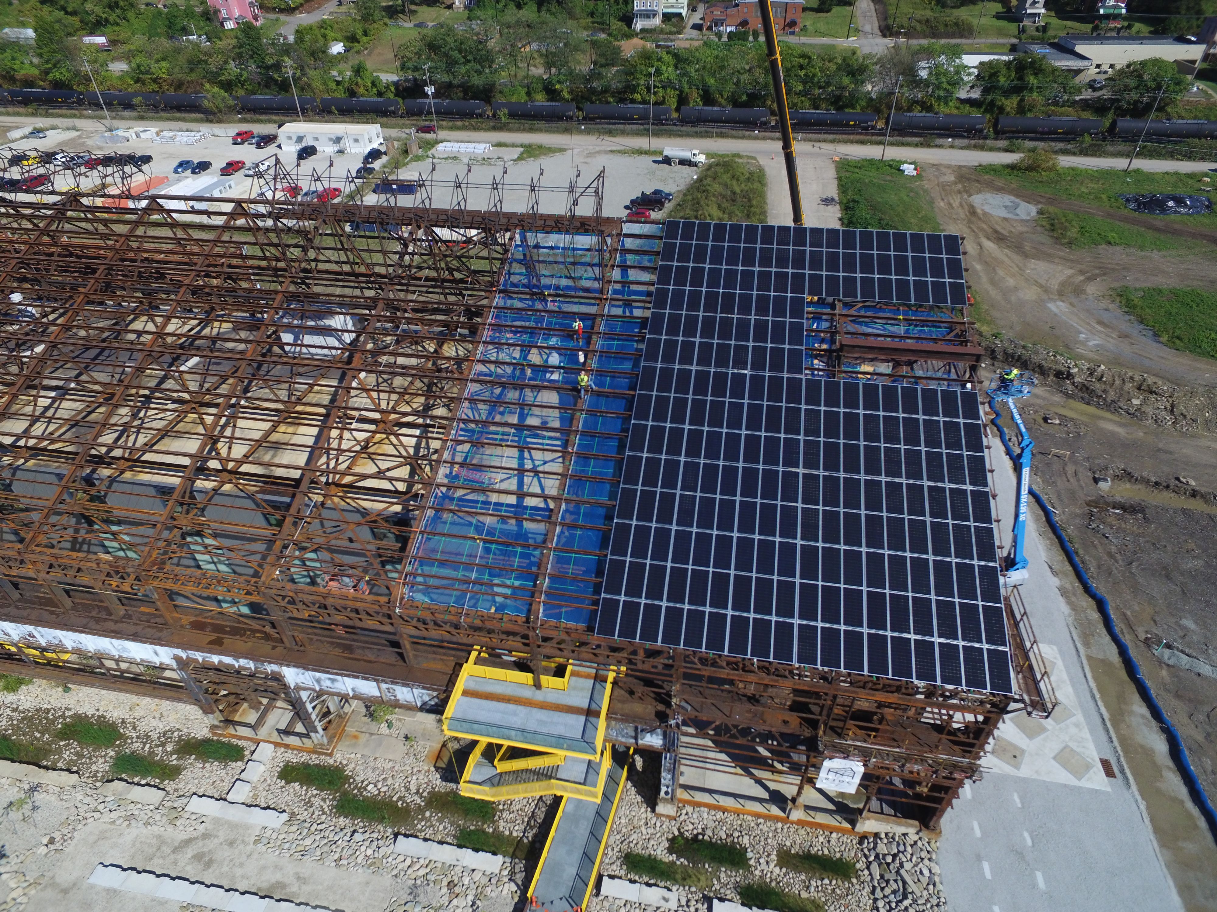 Una vista aérea de la instalación del panel solar en el techo del "Mill 19".