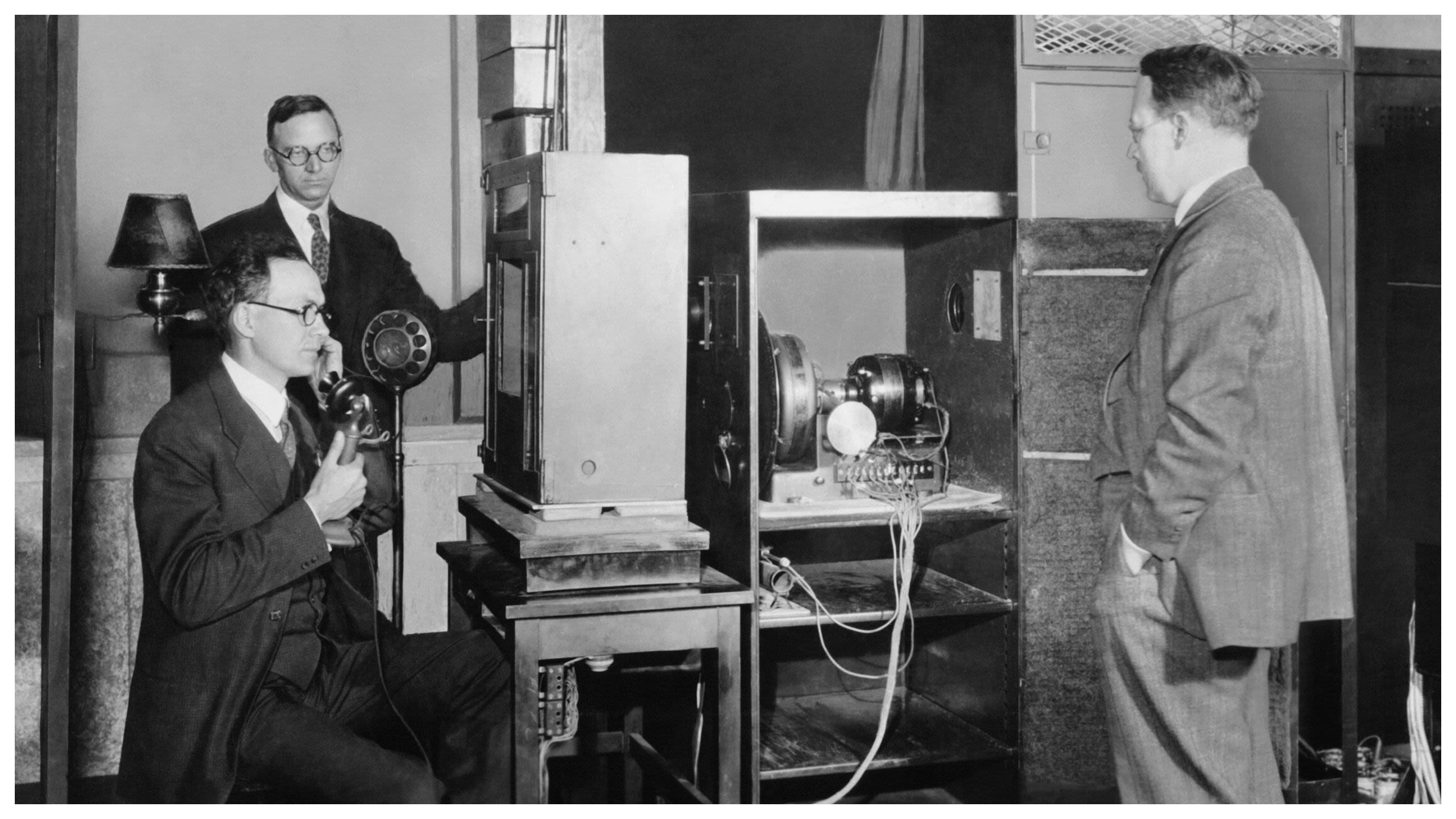 Three engineers adjust large television transmission apparatus inside Bell Labs lab, 1920s (© Underwood Archives/Getty Images)