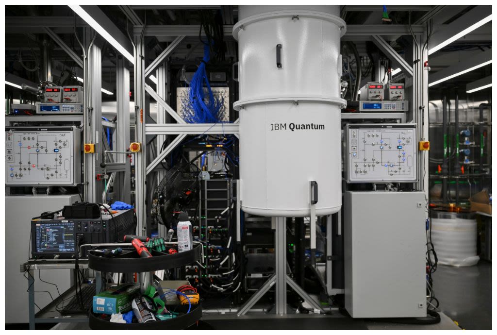 View of a quantum computing lab with equipment and cables (© Angela Weiss/AFP/Getty Images)