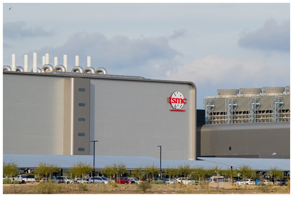Wide view of TSMC facility in Phoenix, Arizona, 2023 (© Caitlin O’Hara/The Washington Post/Getty Images)