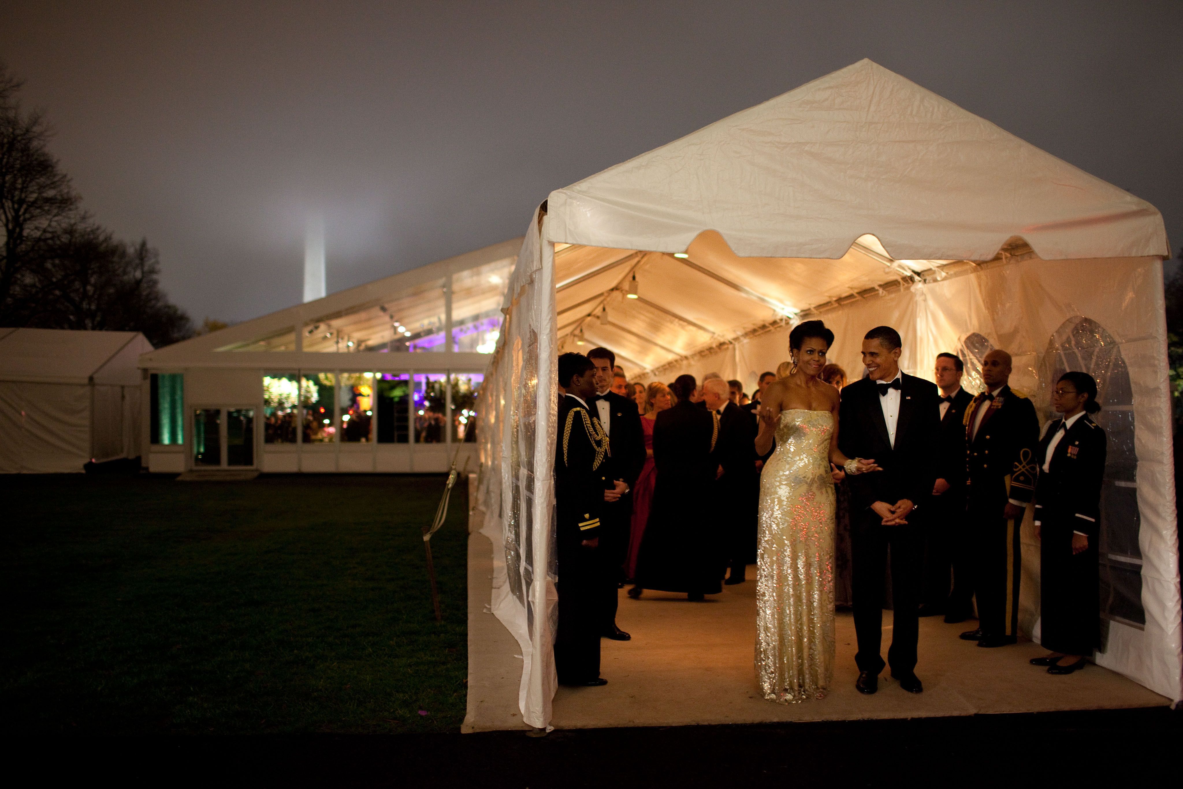 > Barack and Michelle Obama enjoy a private moment (White House/Pete Souza)