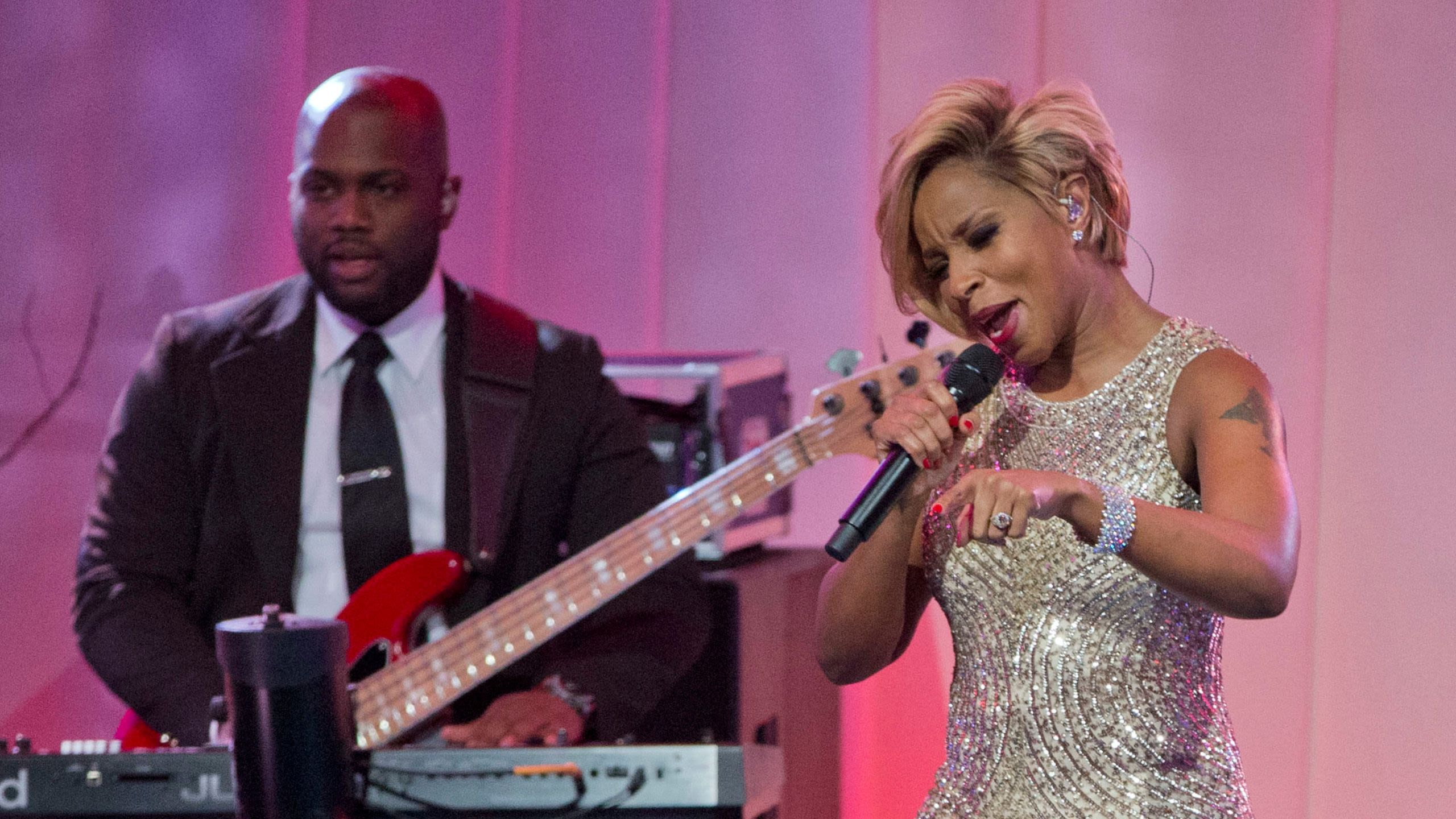 Mary J. Blige performing on stage (© Pablo Martinez Monsivais/AP)