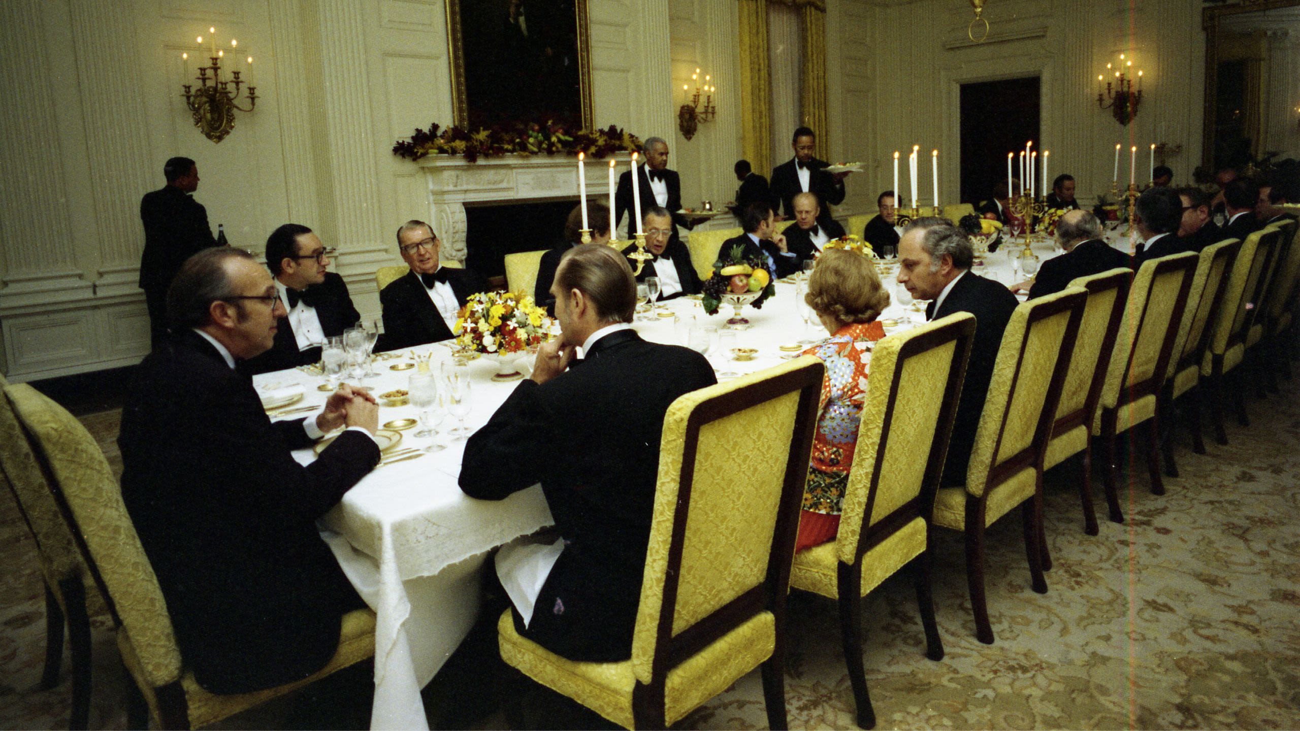Gerald Ford and guests sitting at dinner table (White House Photographic Office/Ricardo Thomas)