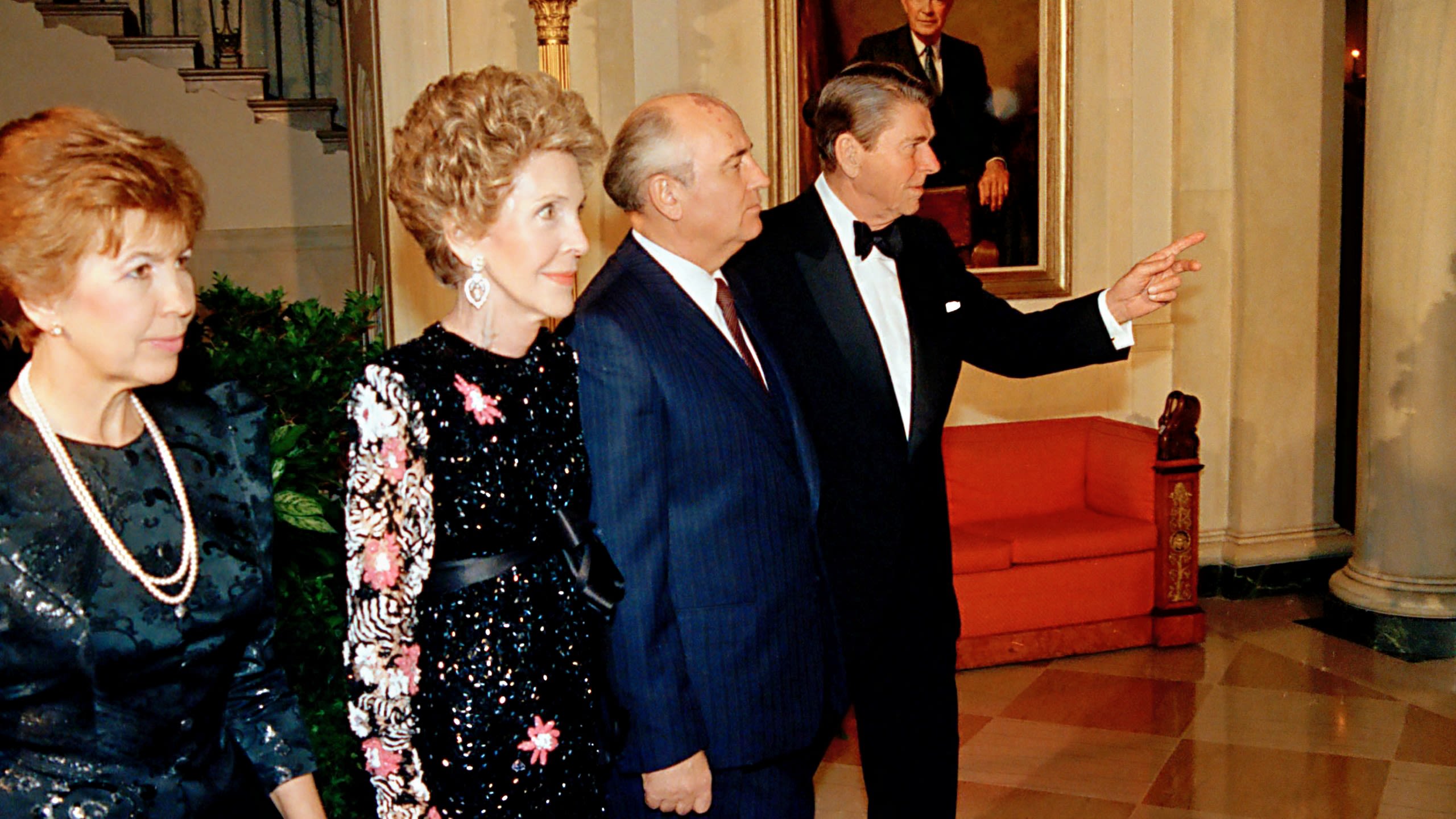 <Alt text> Raisa Gorbacheva, Nancy Reagan, Mikhail Gorbachev, Ronald Reagan walking (© Scott Stewart/AP)