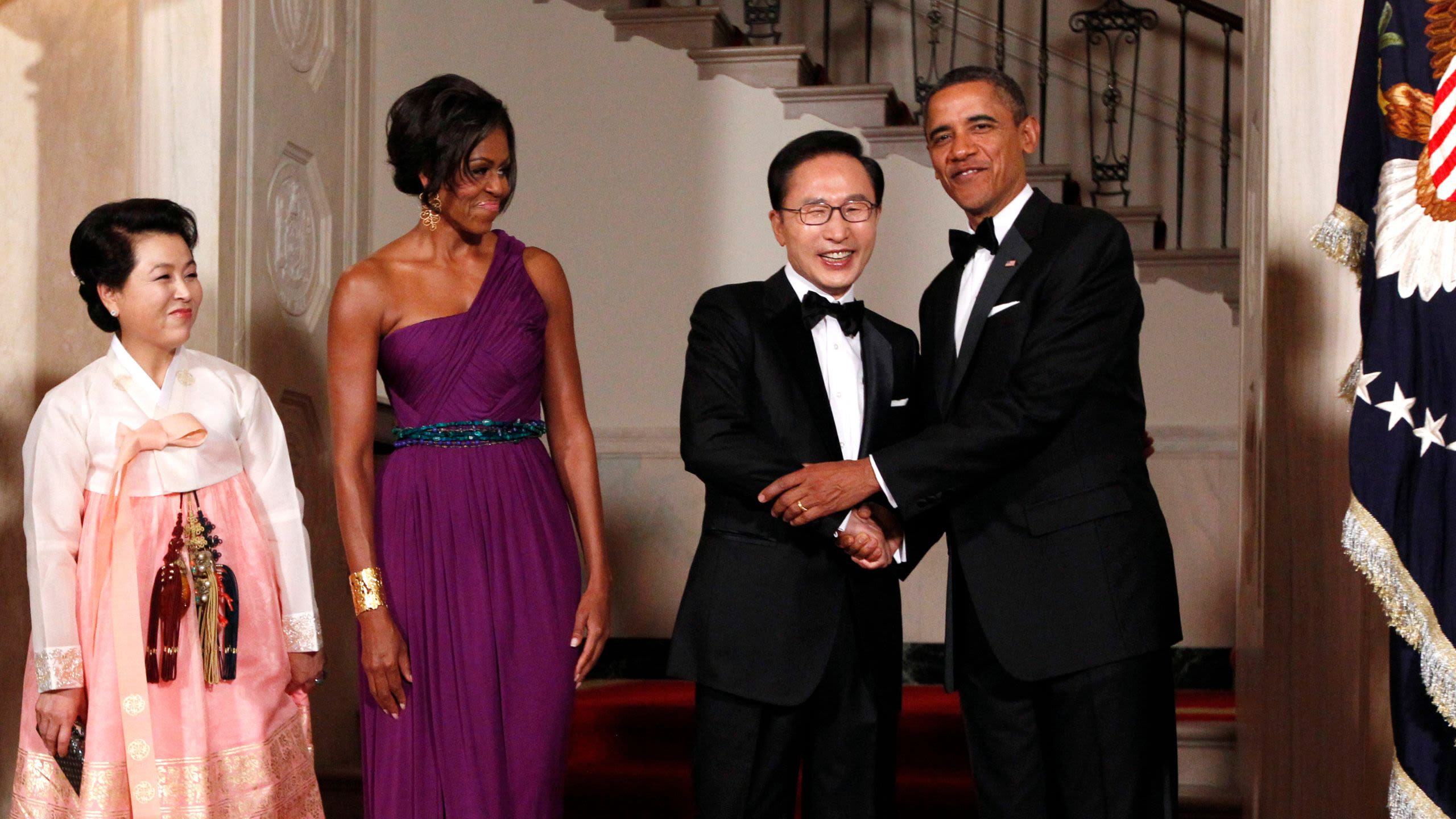 Barack Obama, Lee Myung-bak shaking hands as Michele Obama and Kim Yoon-ok look on (© Charles Dharapak/AP)