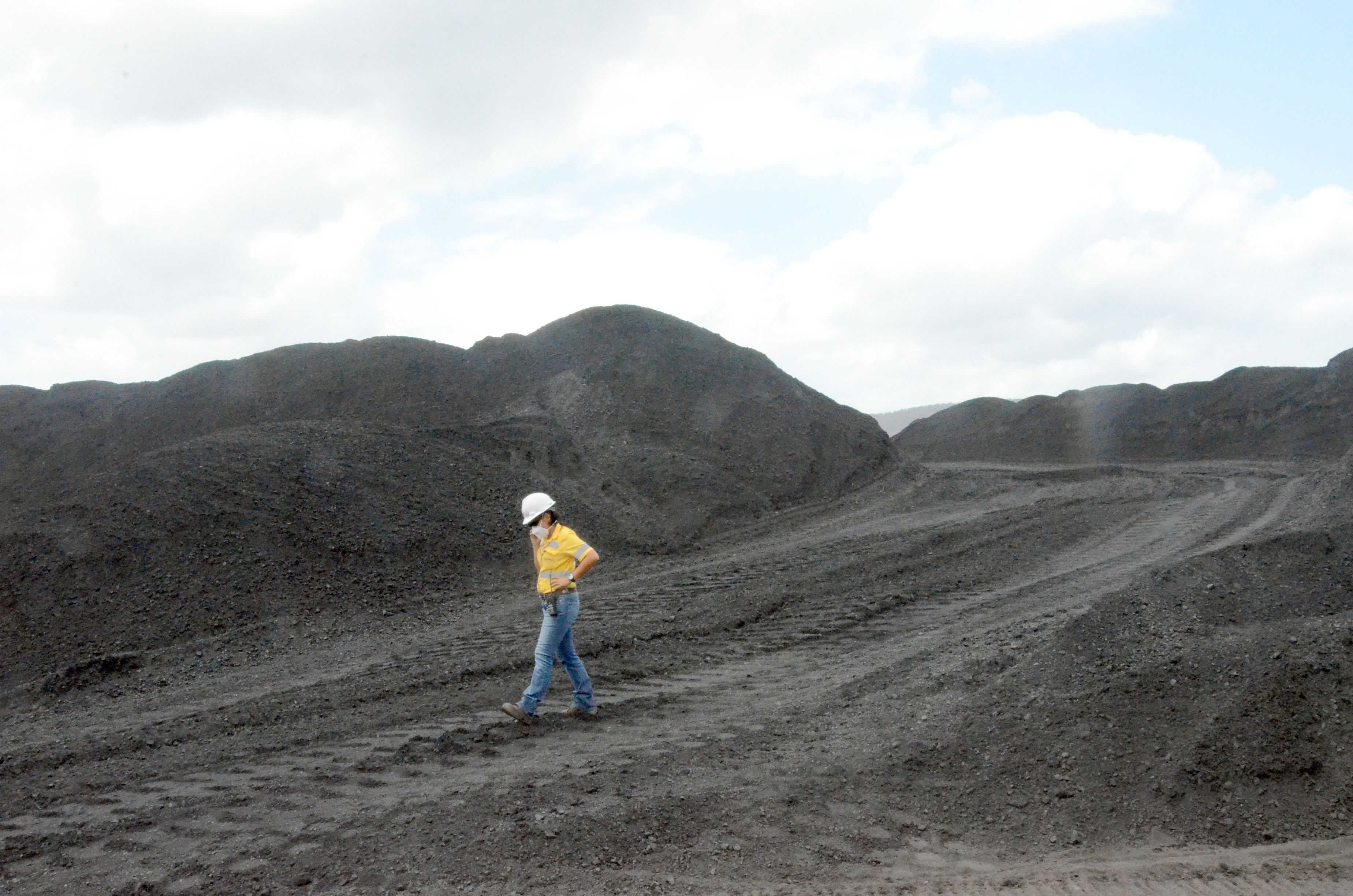 An employee with an oral protection inspects the coal mining in the largest open-cast mining facility in Cerrejon, Colombia, 03 March 2017. 