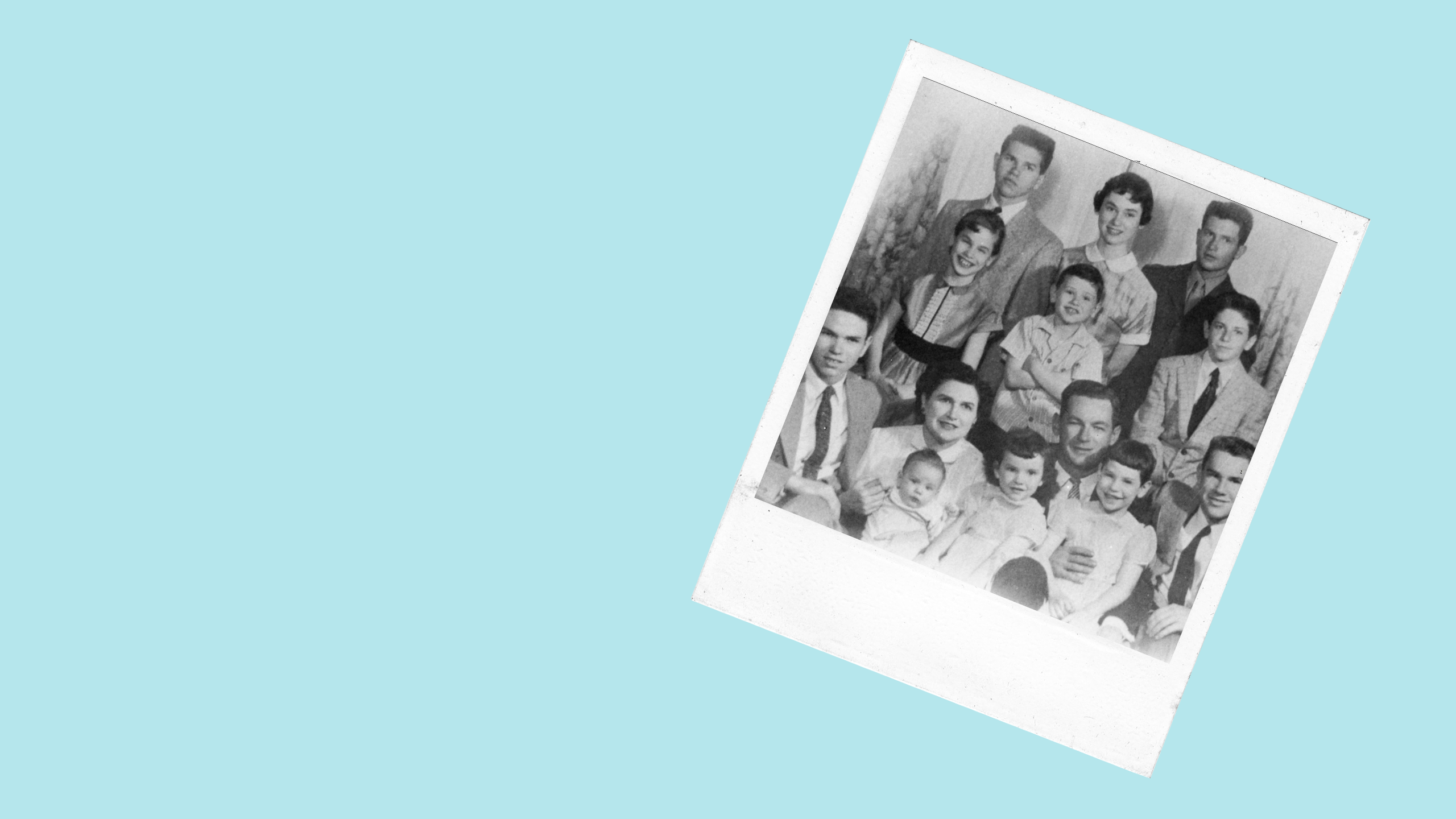 a large family of 12 people assembles for a family photo