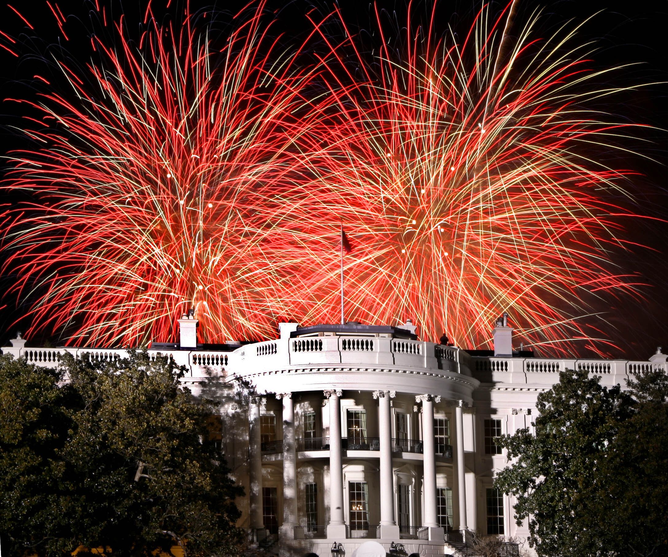 Fireworks explode over the White House (© J. Scott Applewhite/AP)