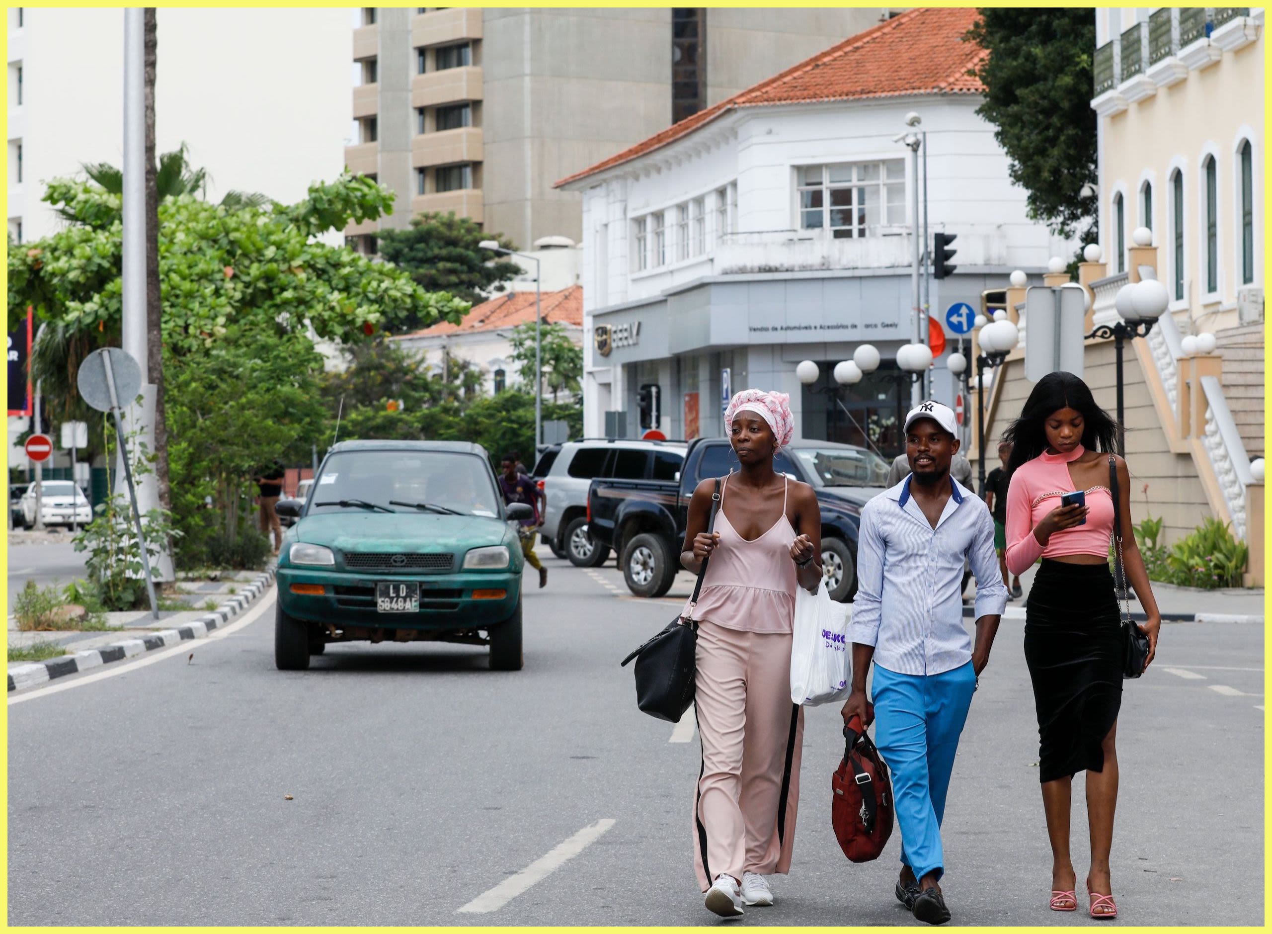 People walking on a street (© Li Yahui/Getty Images)