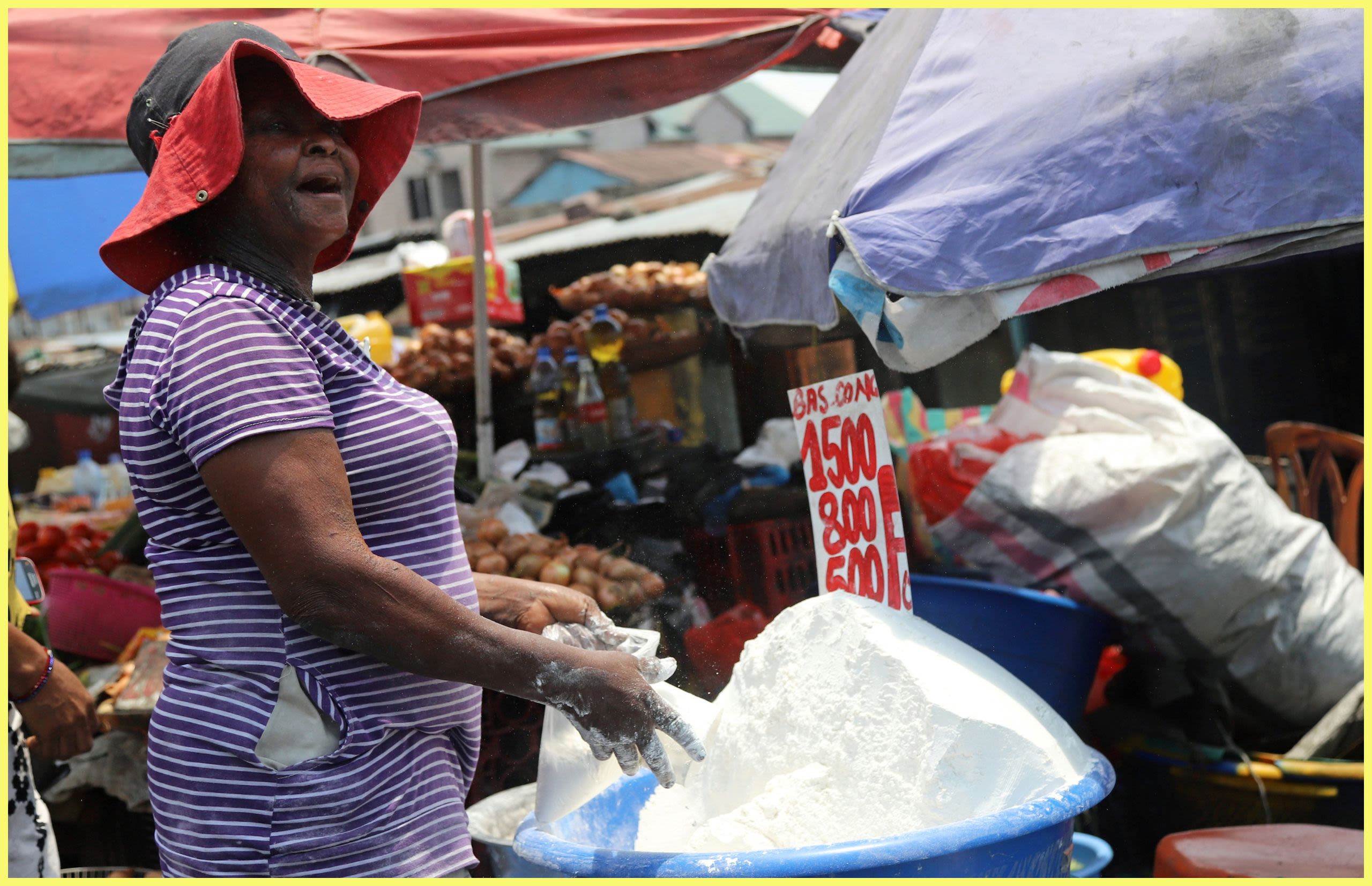 A woman selling flour in a market (© Kenny Katombe/Reuters)