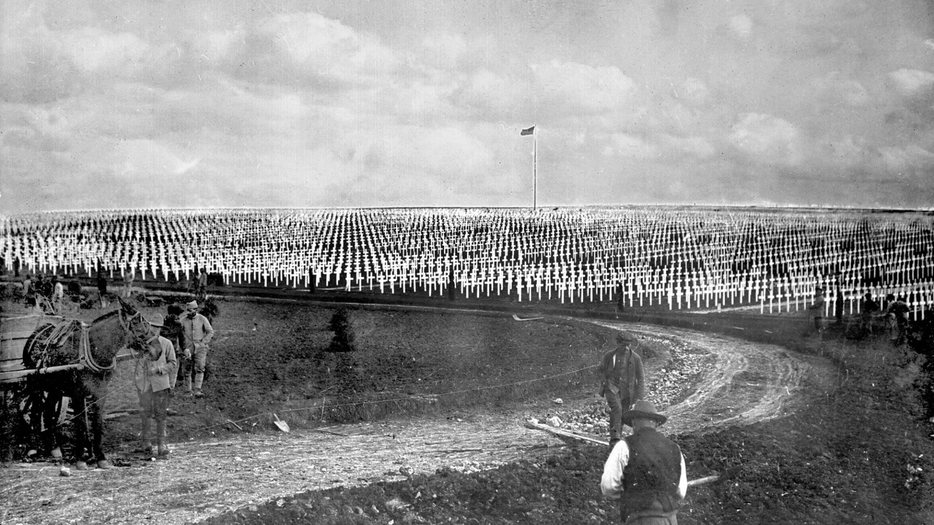 People working at Meuse-Argonne American Cemetery (© Roger Viollet/Getty Images)