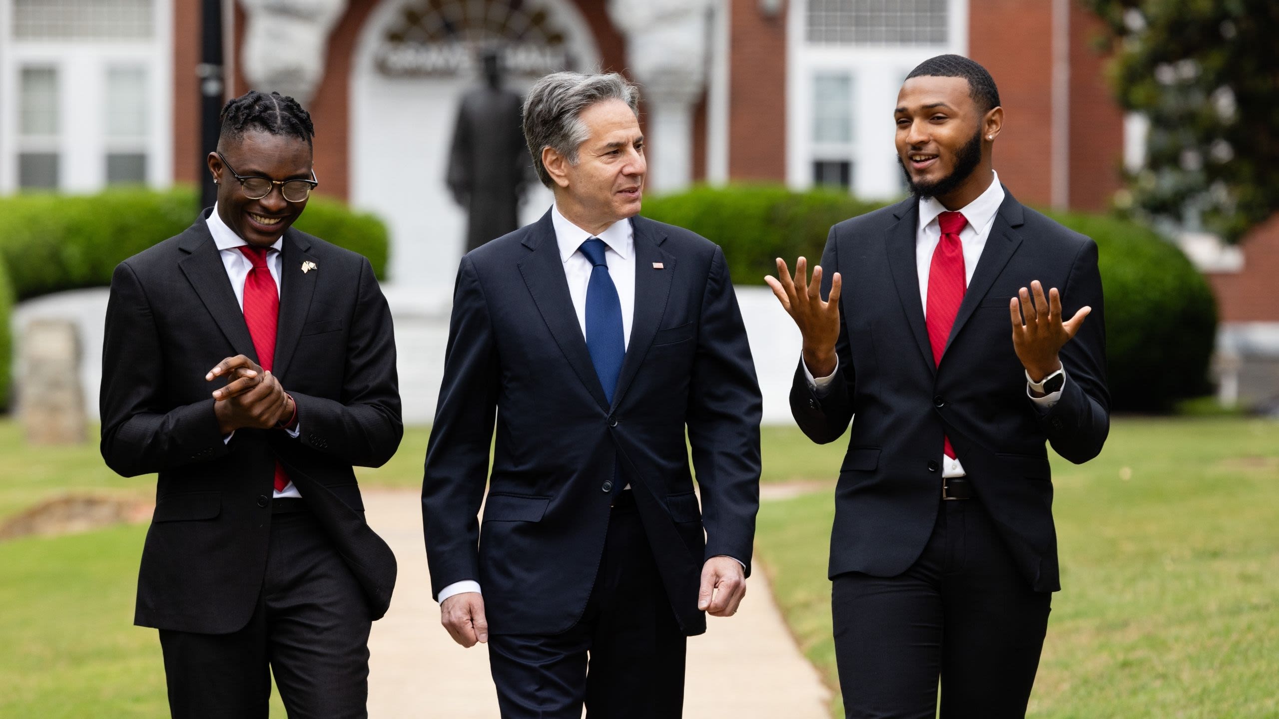2 students giving Secretary Blinken tour of college campus