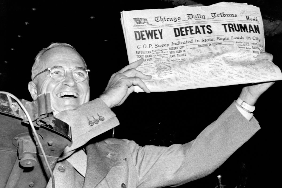 President Harry Truman holding up copy of the Chicago Daily Tribune newspaper with a headline reading ”Dewey Defeats Truman” (© Underwood Archives/Getty Images)
