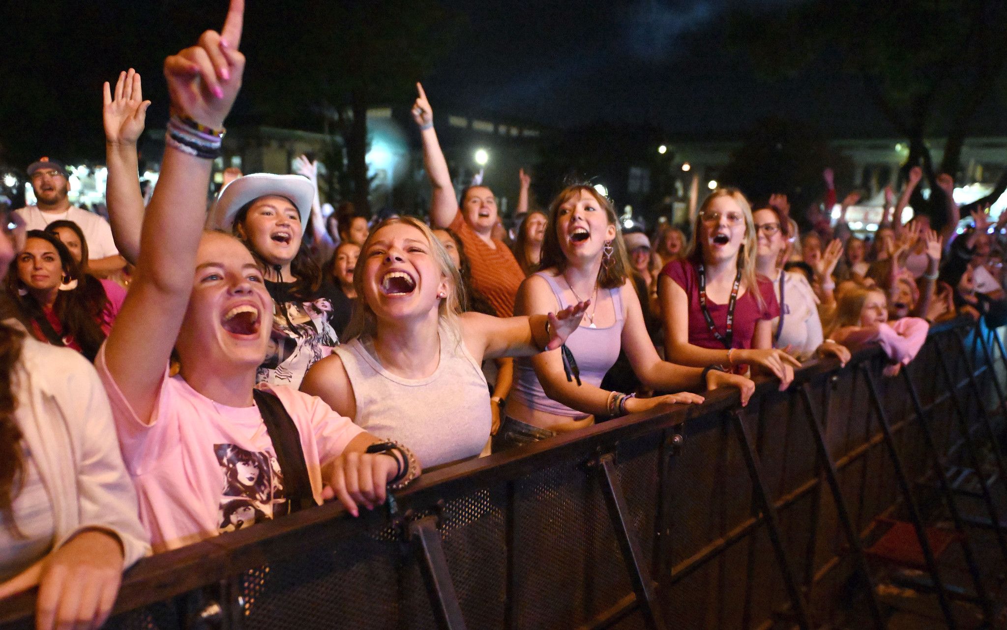 People singing along at a concert (© Warren Linhart/New York State Fair)