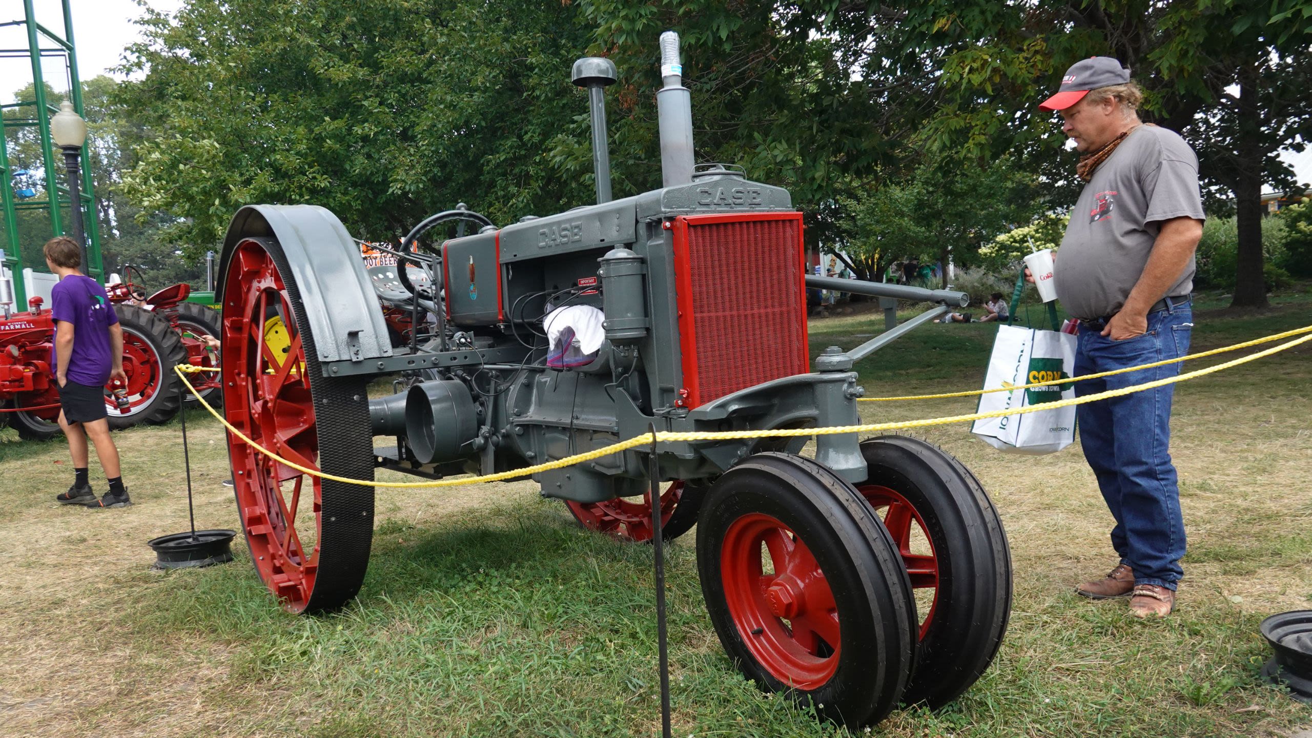Man looking at a vintage tractor (© Scott Olson/Getty Images)