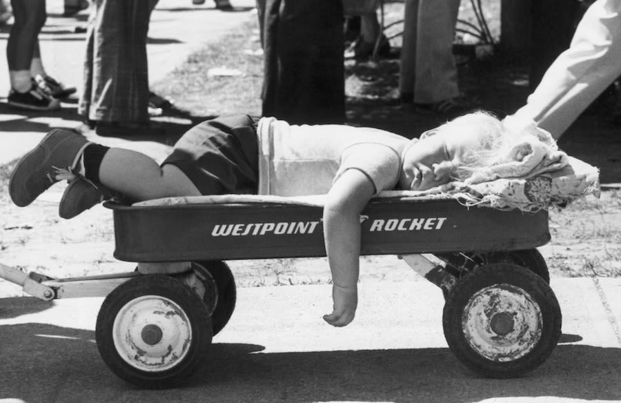 Young child napping in a wagon (© Bettmann/Getty Images)