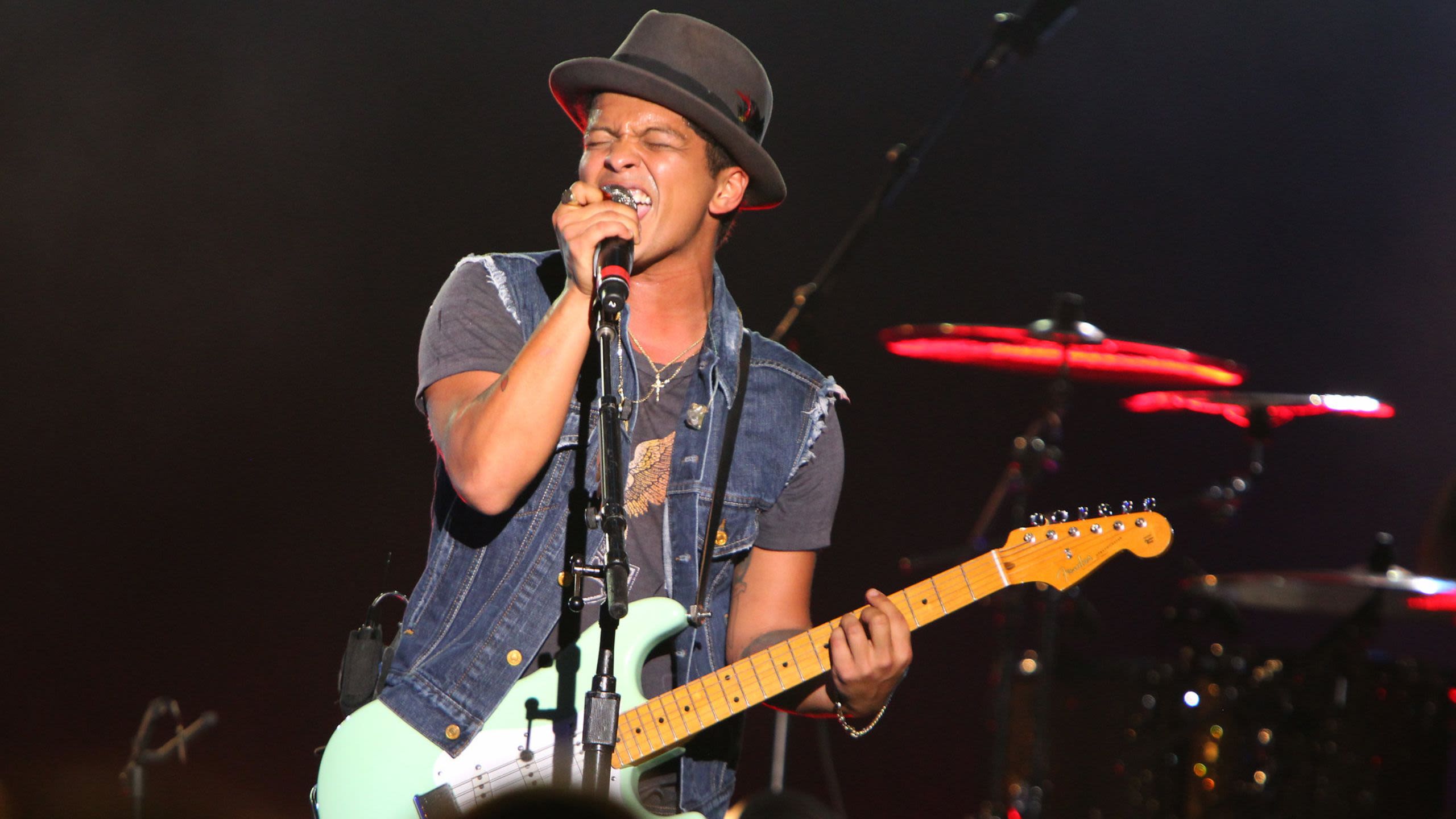 Musician performing on stage (© Michael Okoniewski/Empire Expo Center/New York State Fair)