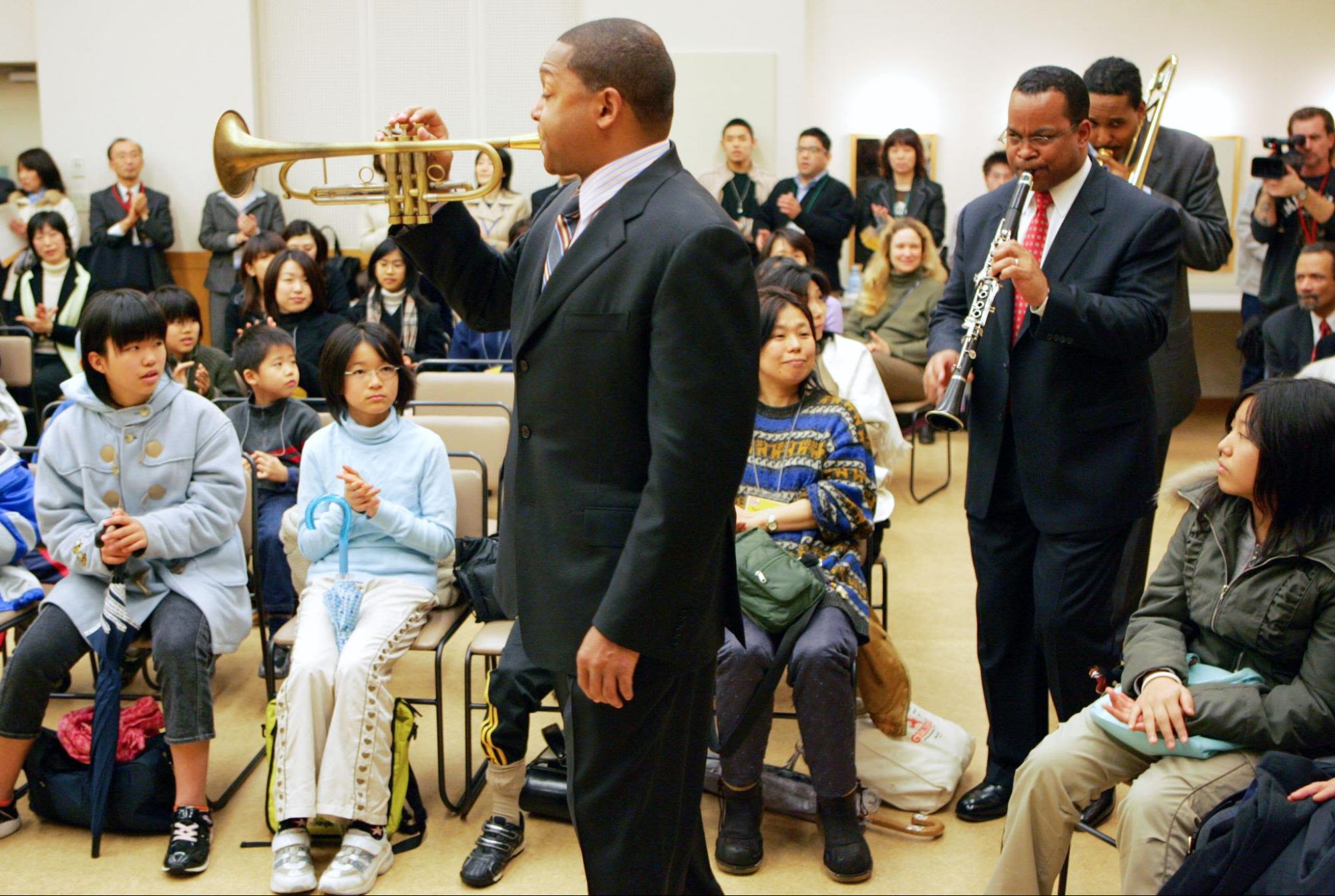 Musicians performing for children (© Itsuo Inouye/AP)