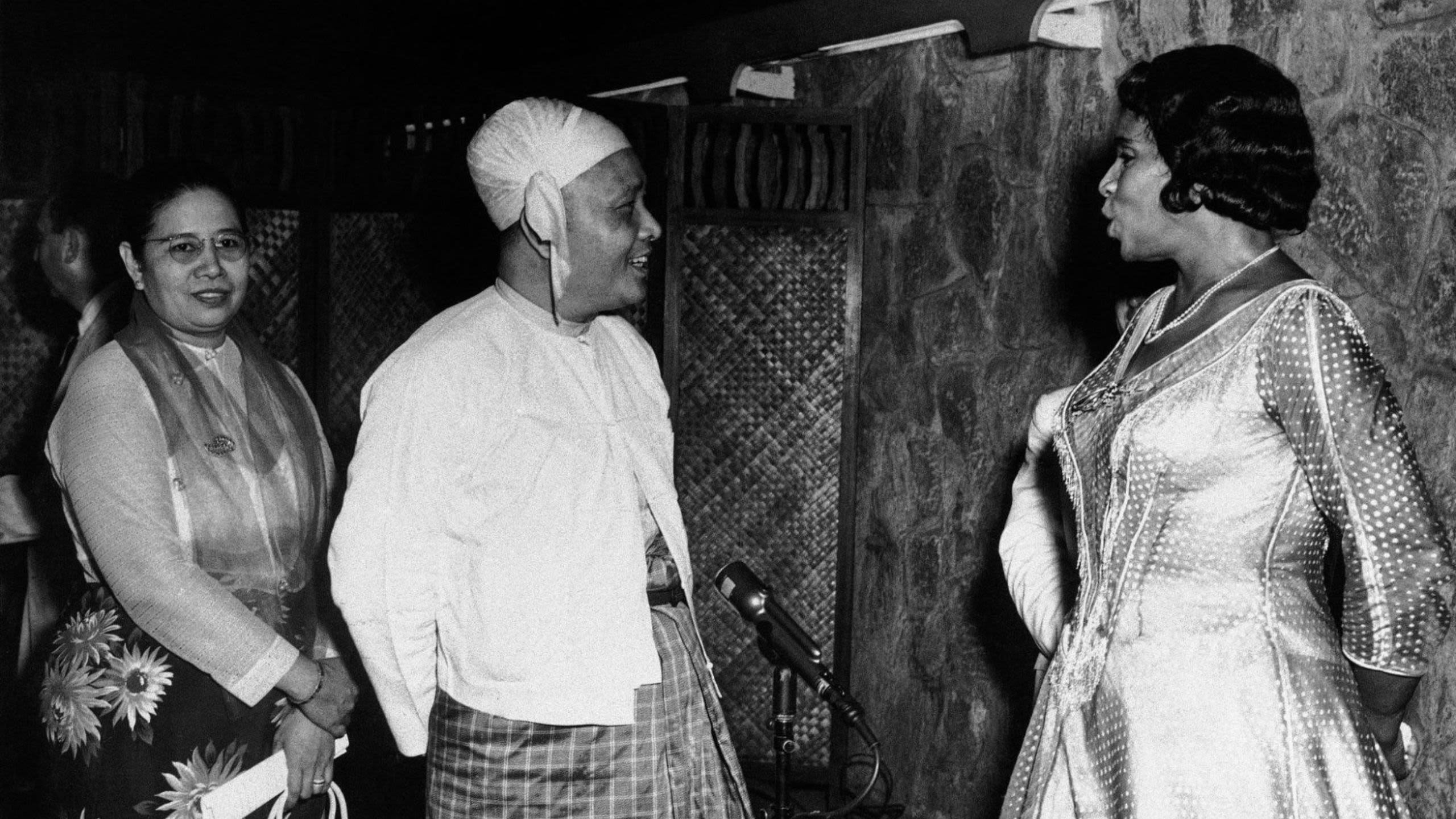 Three people talking (© AP)