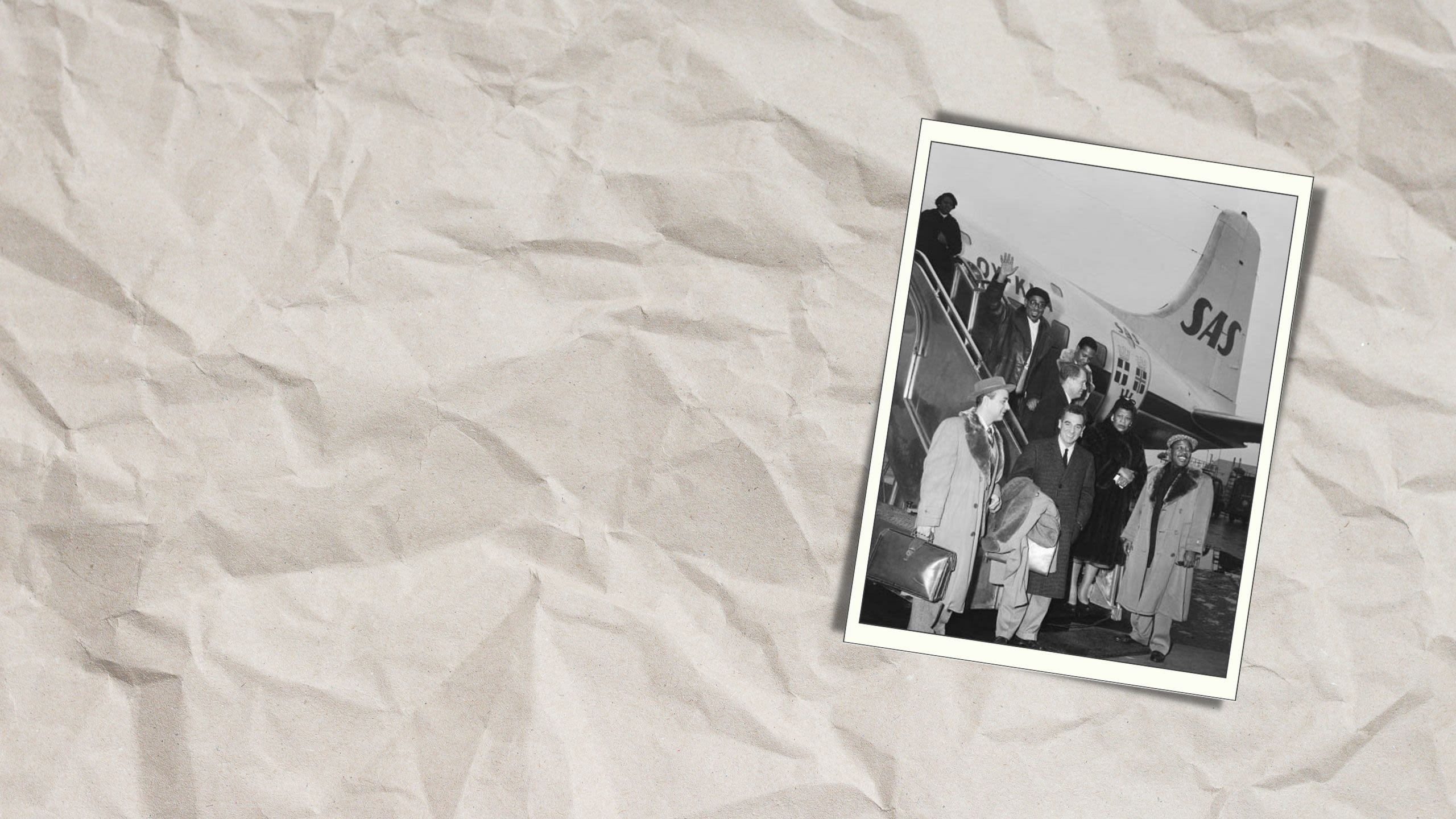 A group of people standing in front of plane (© Bettmann/Getty Images)