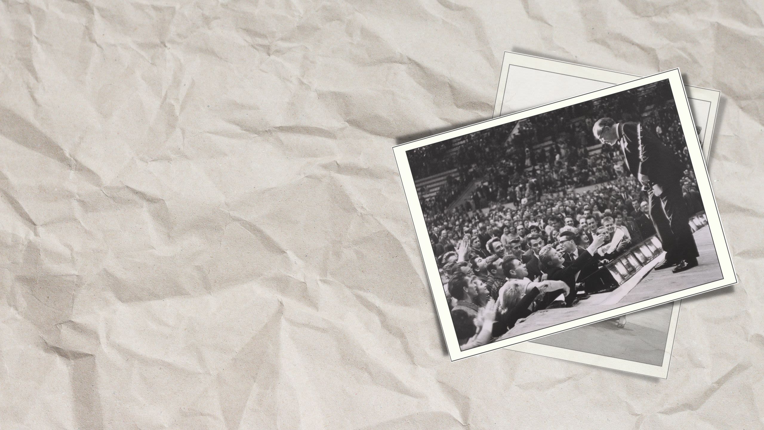 A man on stage talking with an audience member (© Everett Collection Historical/Alamy)