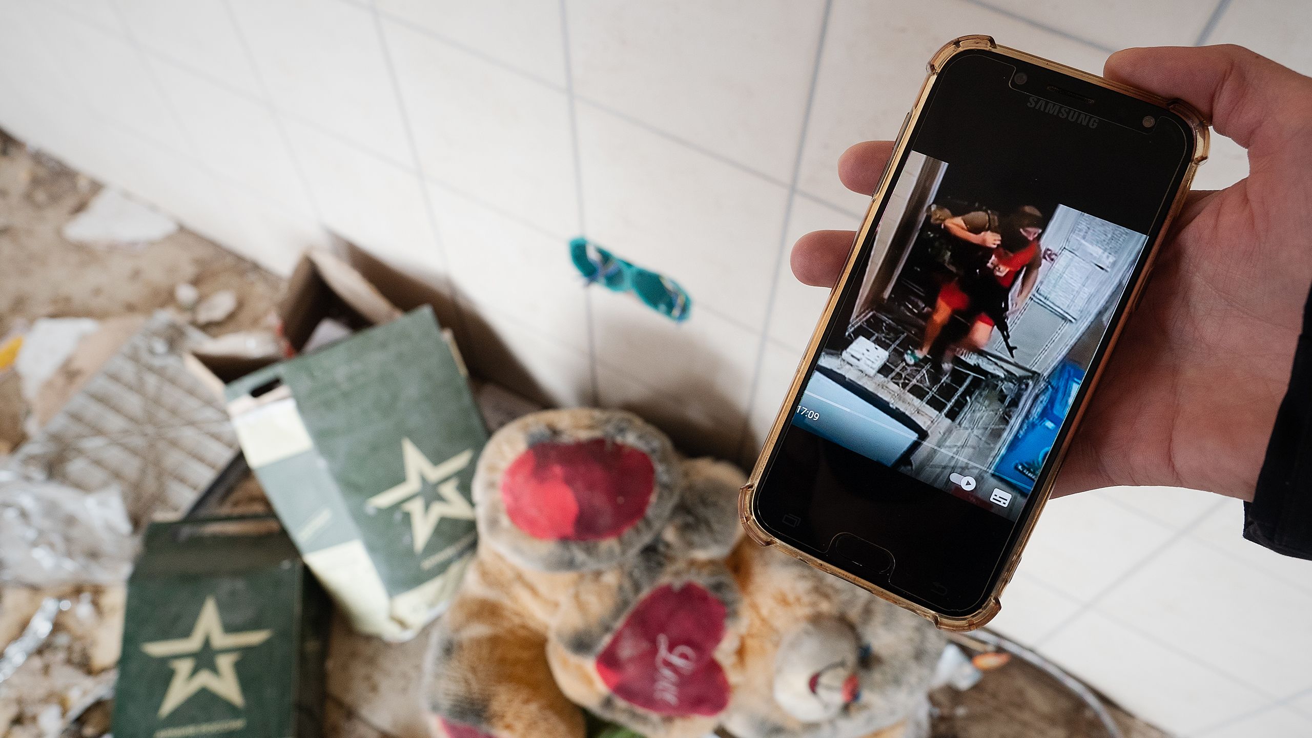 Une main tenant un portable qui affiche une image (© Gaelle Girbes/Getty Images)