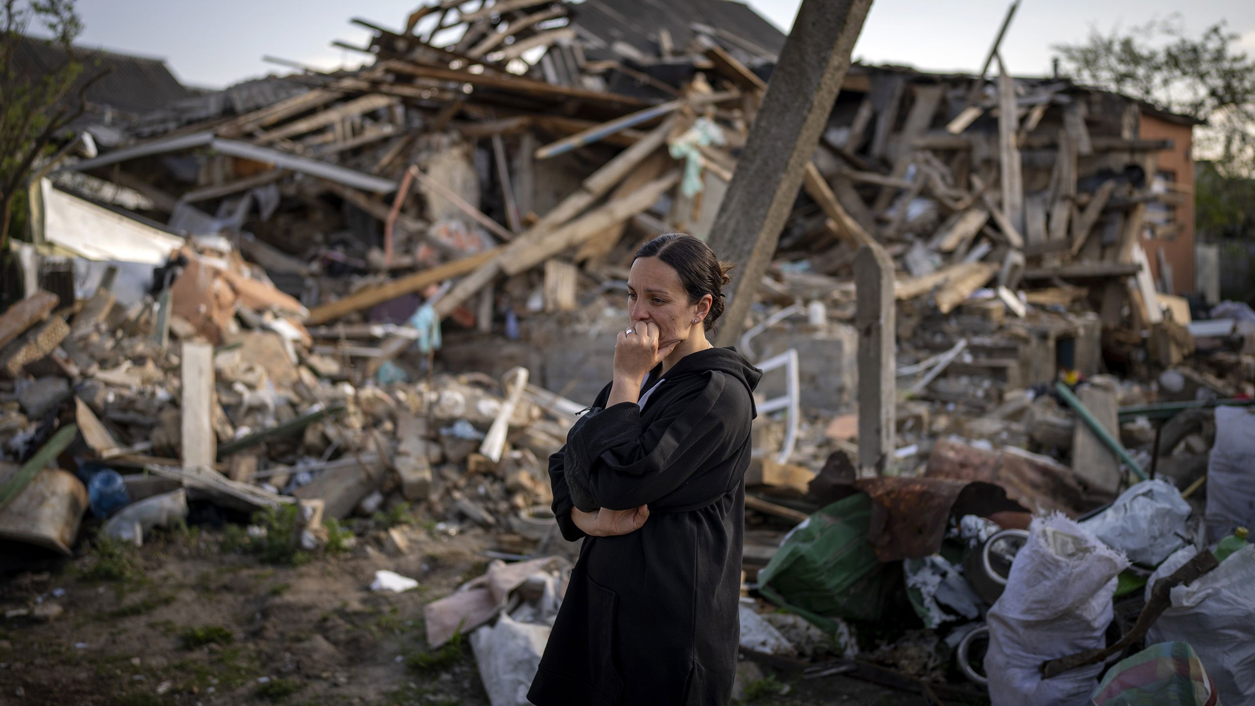 Une femme devant des décombres (© Emilio Morenatti/AP Photo)