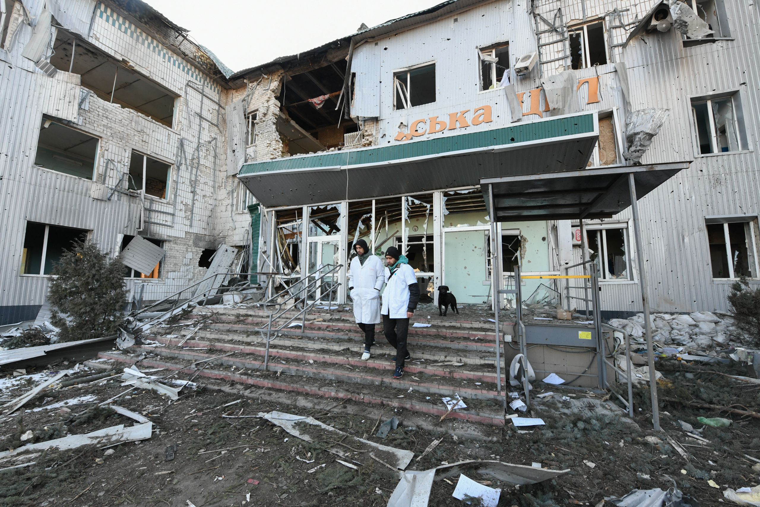 A view of a damaged hospital in Volnovakha, Donetsk Oblast, Ukraine, on March 12, 2022. (© Anadolu Agency/Getty Images)